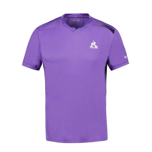 The Le Coq Sportif Pro Men's Tennis T-Shirt in Chive Blossom showcases a V-neck and short sleeves. Constructed with recycled polyester, it provides excellent breathability with mesh-like fabric on the shoulders. Its straightforward design is accentuated by a small white rooster logo on the left chest.
