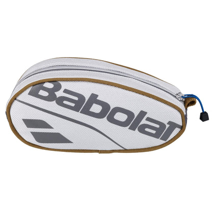 The Babolat Wimbledon Pencil Case is an oval-shaped tennis accessory featuring a classic white and brown design with a zip closure. Proudly displaying the Babolat logo on the side, this pencil case is ideal for any Wimbledon 2024 enthusiast, blending both style and practicality.