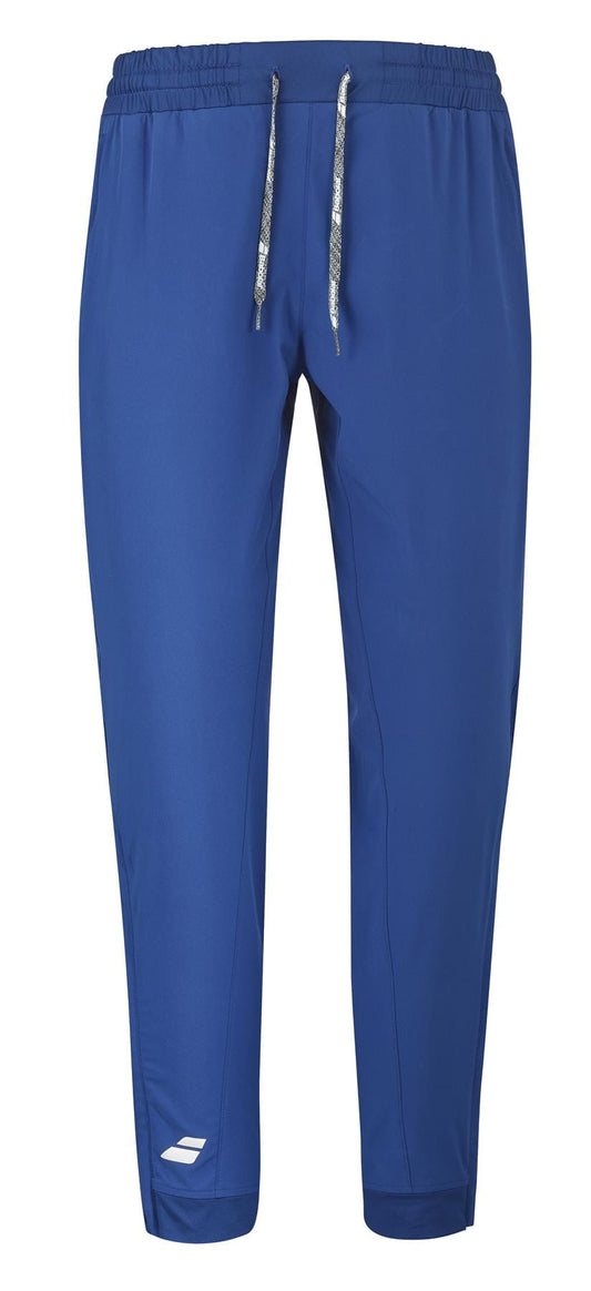 The Babolat Play Men's Tennis Pants in Sodalite Blue offer a drawstring waist and feature a discreet white logo on the lower leg. Designed with Fiber Dry technology and 360 Motion, these pants provide unparalleled comfort and flexibility.
