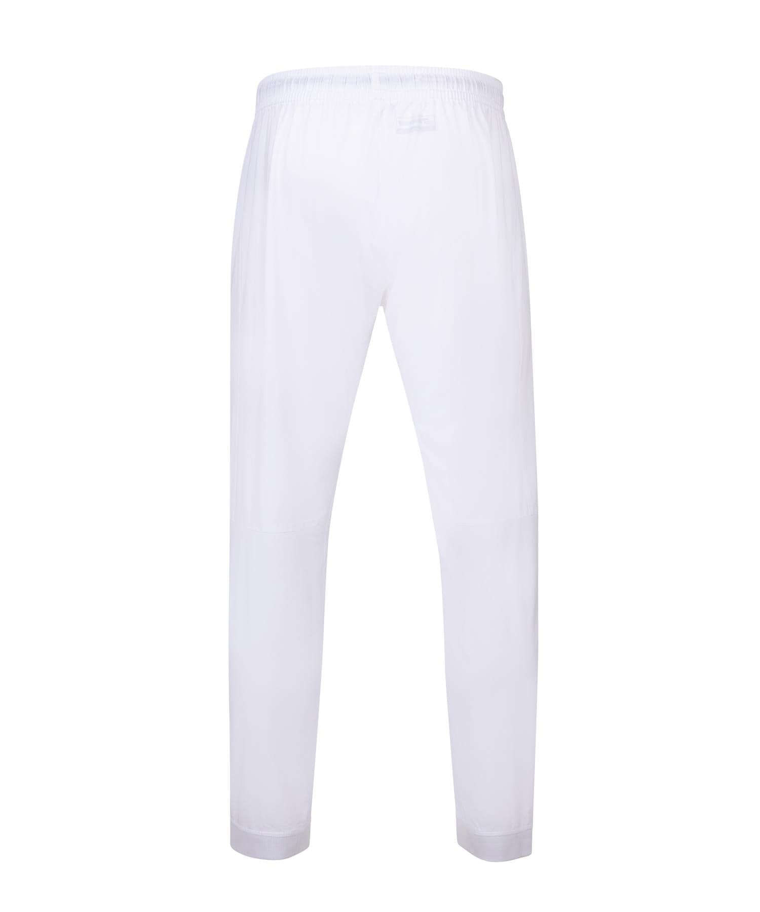These Babolat Play Men's Tennis Pants in white are ideal for winter evenings, featuring a comfortable elastic waistband and a straight-leg design. Crafted from four-way stretch fabric, they ensure ease with every movement. Displayed from a rear angle against a white background, they make an excellent choice for casual wear.